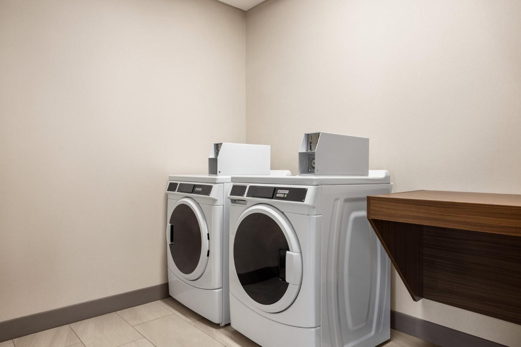 Express - By Ihg Strathroy